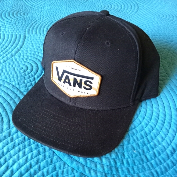 VANS Off The Wall Snap Back Black Hat Cap Embroidered Tan Logo - Picture 1 of 9